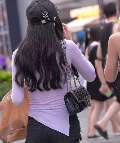 「气质」养眼女神街拍:雪肤花貌的美女,一条白色的连衣裙,时尚优雅气质
