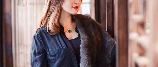 为什么你的翡翠饰品戴在身上就不如她好看？！