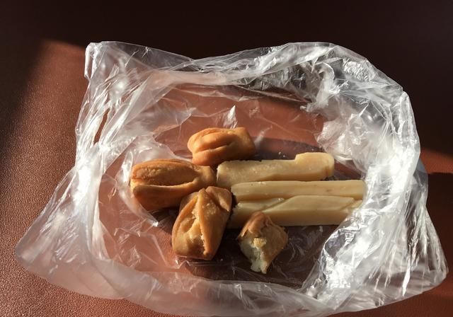 自驾房车在内蒙草原和暴风雨赛跑，被巨大的乌云盖顶是什么感受？