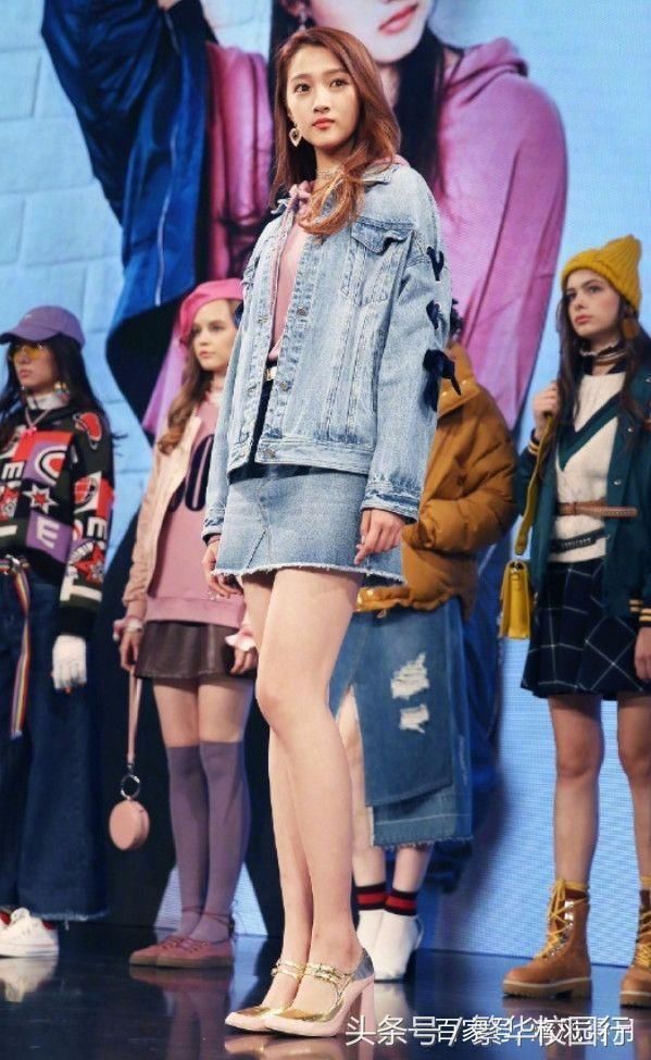 关晓彤最大的优势就是身材比较好，匀称、苗条，还很高腿很长