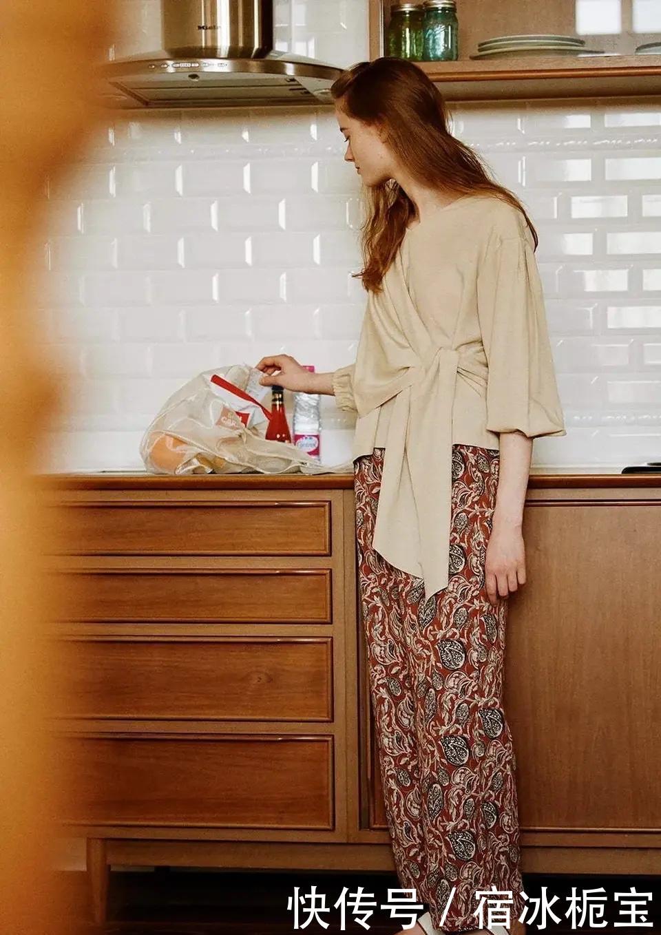  『女人』有肚子的女人别再“塞衣角”啦，学日本杂志这样穿，时髦真显瘦！