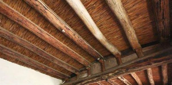  「屋梁」农村有人专门买旧房梁，一根100多，老农：这有啥用？答