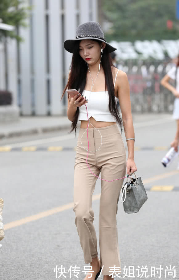 极具气质小姐姐吊带白色漏脐背心时尚大气，妖娆多姿的身材，十分