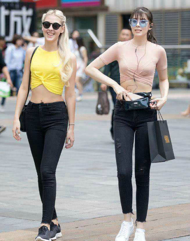 露脐装，紧身裤，简单时尚的穿搭给小姐姐成熟性感的女人味