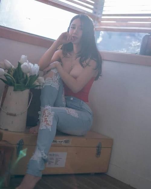 牛仔裤可能它美的不够高调，但它的时尚气质，是其他单品无可取代