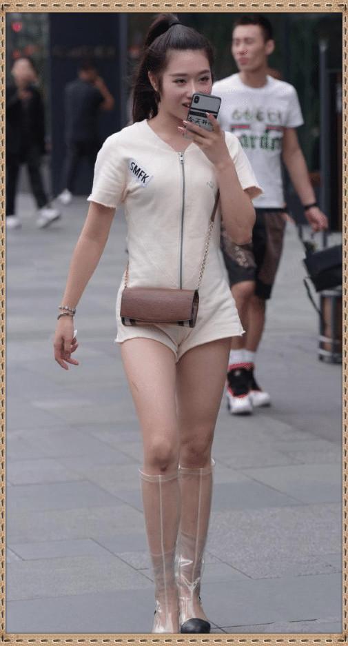 透明|街拍:这种“透明靴子”热不热?穿去逛街气味应该很大吧!