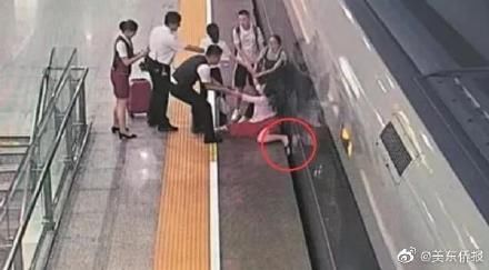 女子伸腿“绊”高铁，原因竟是？