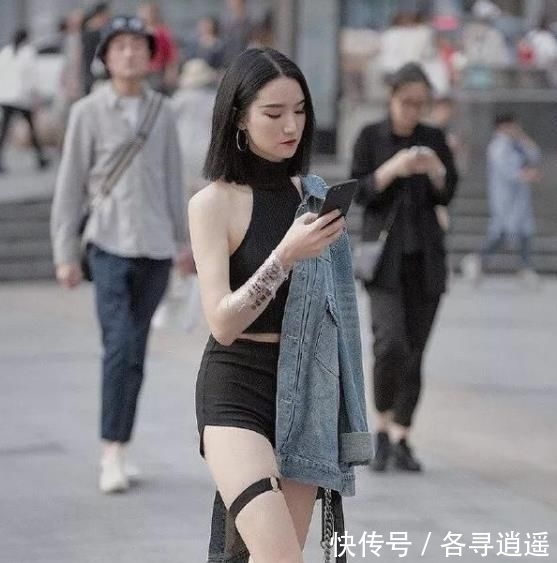  『粉色』街拍：眉清目秀的美女，一件粉色上衣配牛仔裤，青春靓丽气息