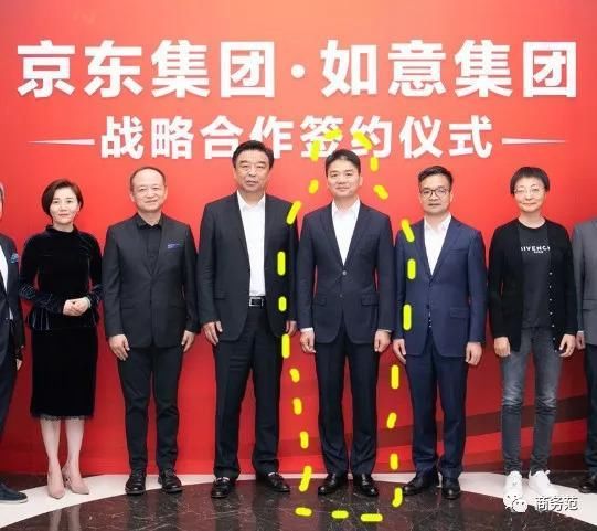 看完刘强东的两张照片，穿西装堪比整容!