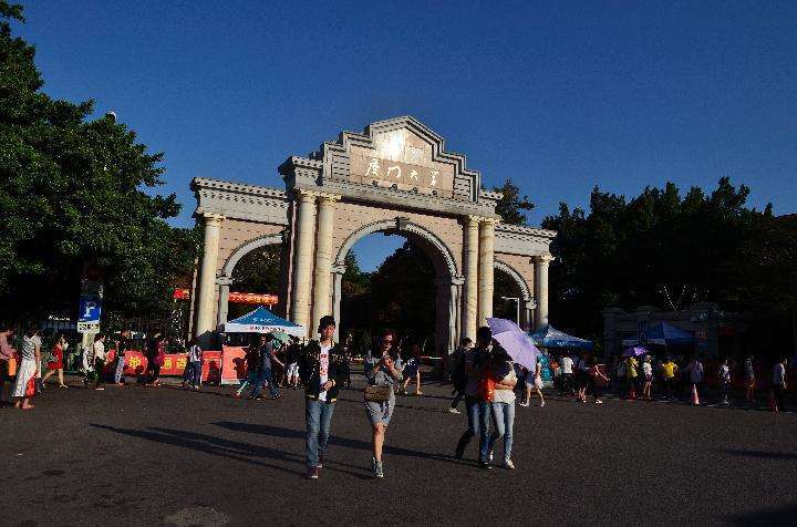 一夜之间被“挤爆”的大学，参观游客突然激增，原来令人哭笑不得