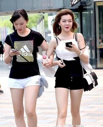 「紧身衣」街拍:国色天香的小姐姐,白蕾丝紧身衣配短裤,十分温婉甜美