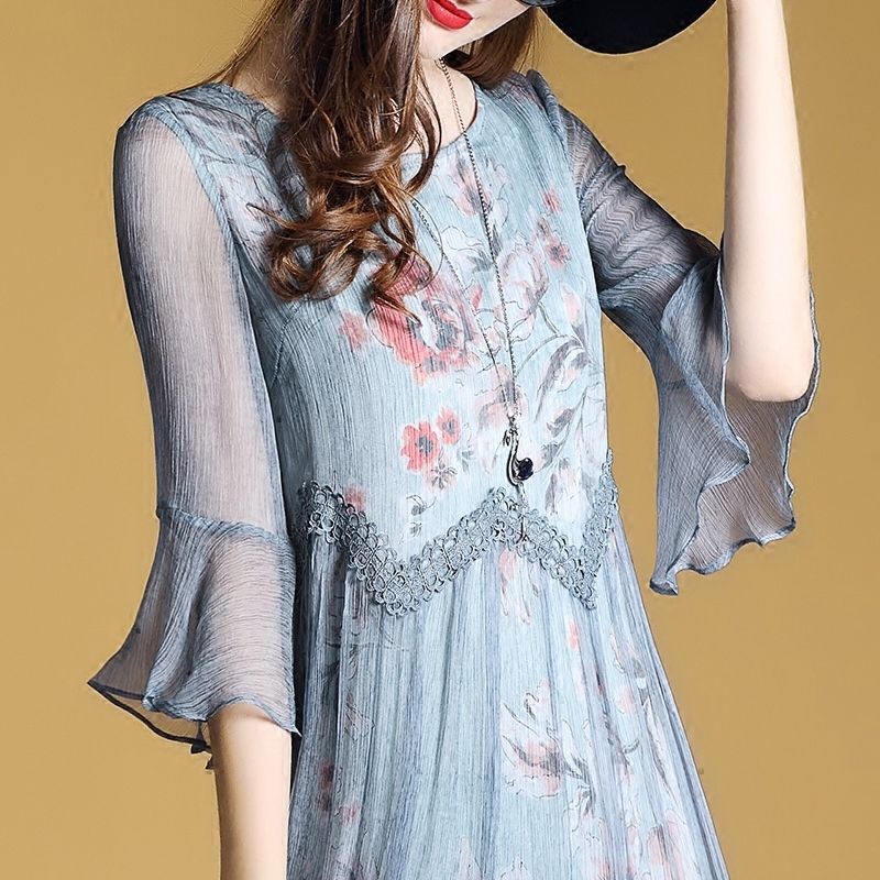 短裤套装虽凉快,但没气质,不妨穿一身碎花系裙子,优雅得刚刚好