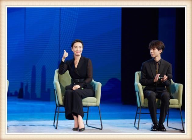 小陶虹美到犯规，王俊凯目不转睛!网友:熟女杀伤力不可小觑啊!