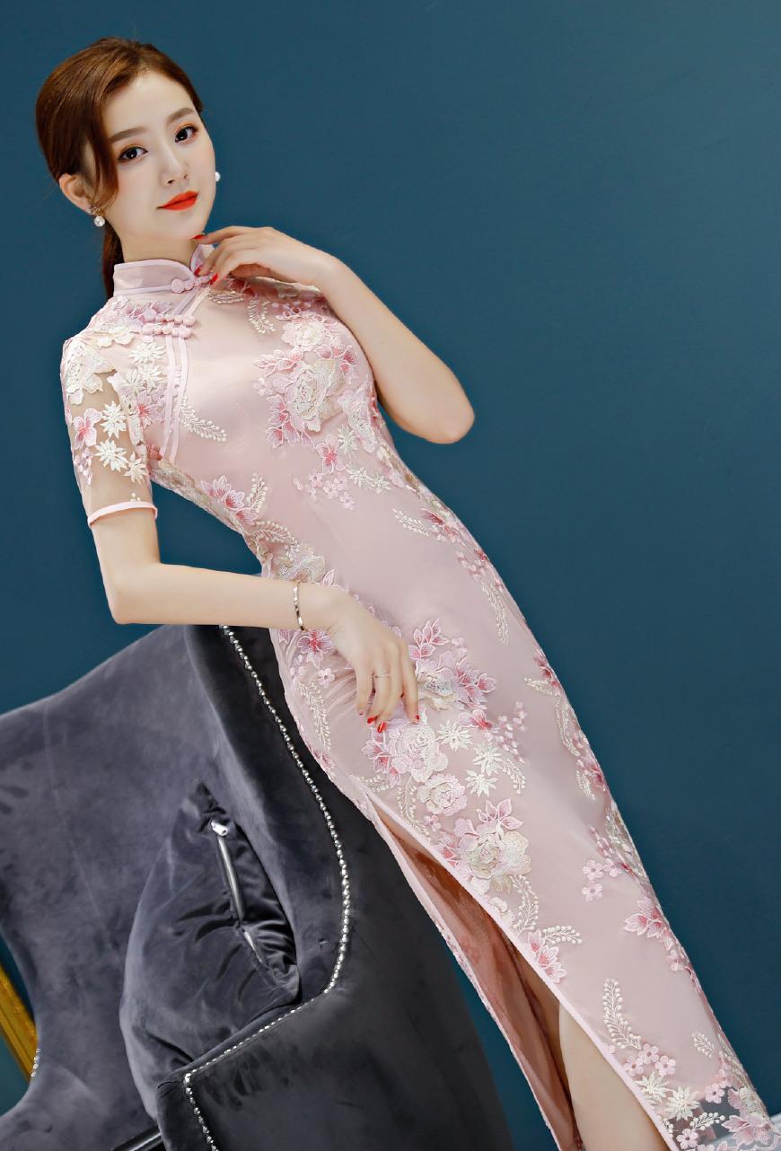 夏日透明蕾丝旗袍裙小姐姐，身材苗条，皮肤白嫩优雅迷人！