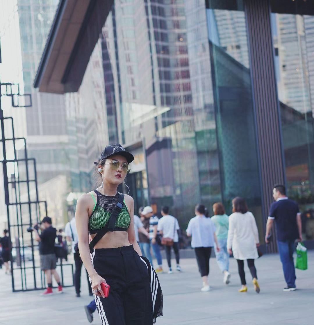  「粉色」街拍:小姐姐粉色卫衣搭配牛仔裤,头戴黑色渔夫帽休闲时尚