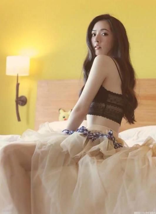 郭碧婷晒美照,露香肩蜂腰妩媚诱惑,一双美腿若隐若现十分诱人