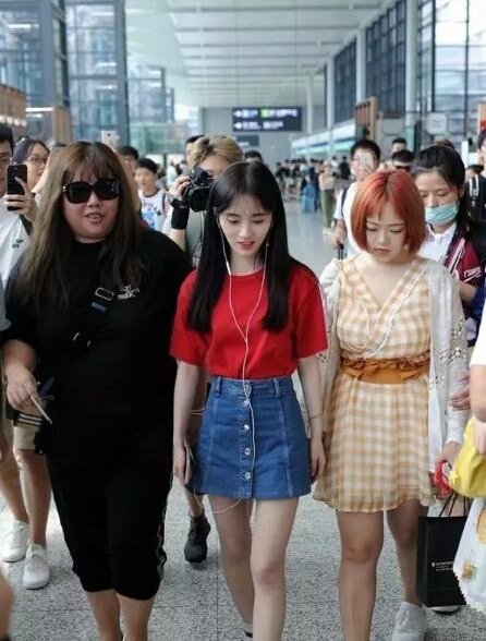 冉莹颖和五千年美女同穿红色T恤，才见识到女人和女孩的差距有多