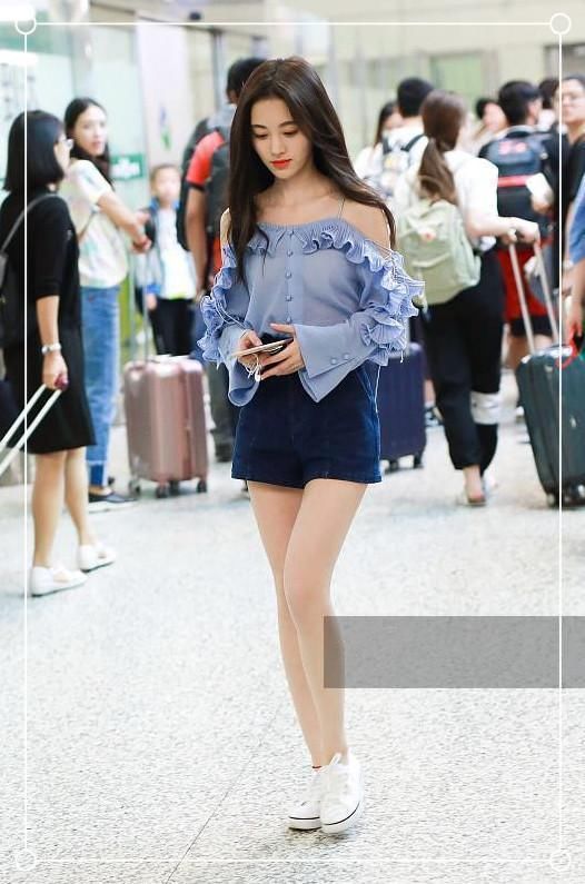 别看鞠婧祎只有159的身高，可秀起腿来，竟丝毫不差170的马思纯！