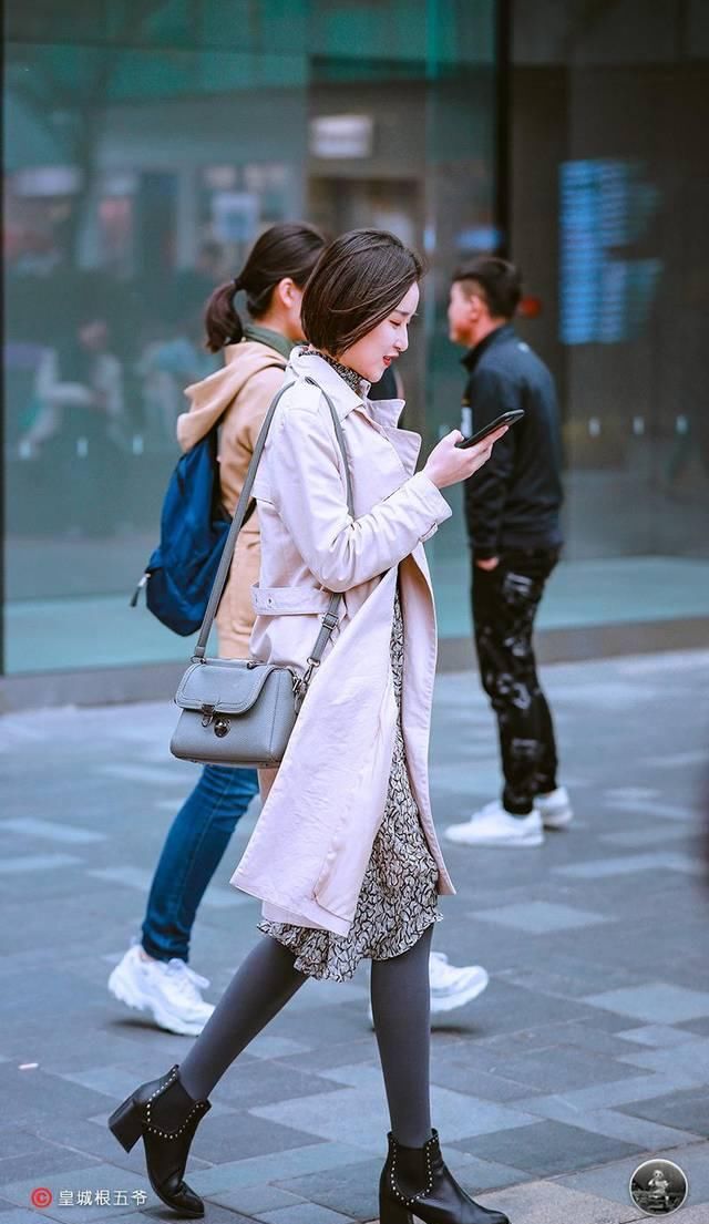  「清纯」街拍：美女清纯甜美的搭配，看似平凡简单的穿搭，却十分招人喜欢