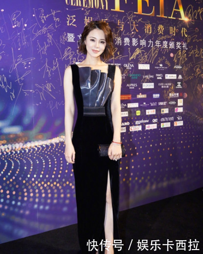 佟大为妻子关悦身穿紫色吊带碎花裙，傲人的身姿果然让人眼前一亮