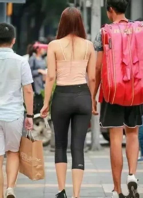 打底裤勾勒出美女完美身材,秀出玲珑曲线!