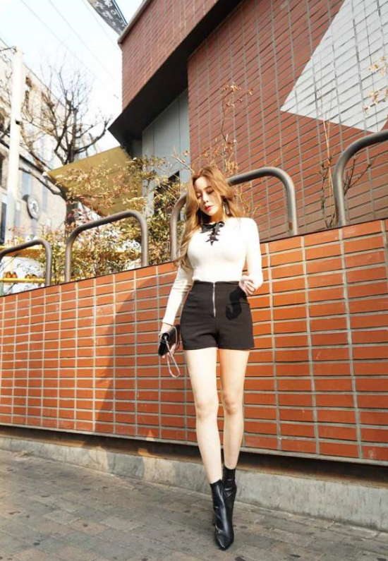 路人街拍，白色紧身上衣搭配黑色短裙，展示性感好身材，时尚潮流