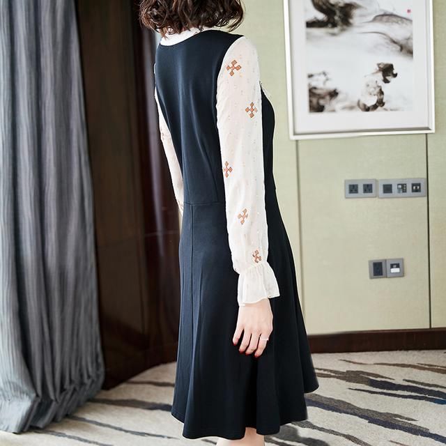 70后女人，别风衣了，太土了！学学下面女人的搭配，年轻的不行