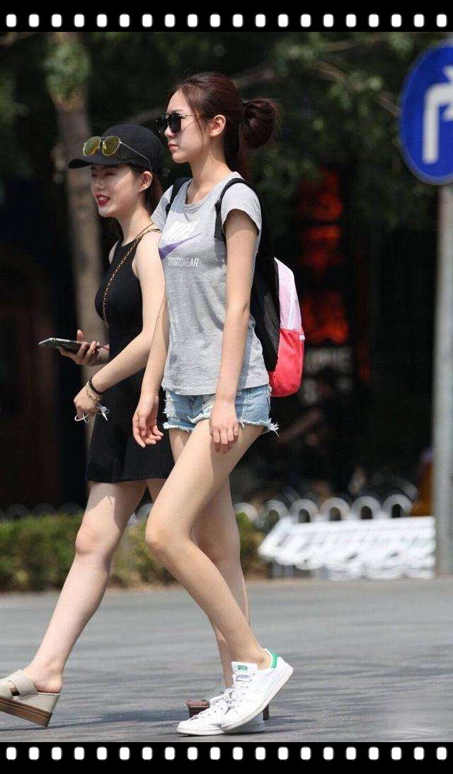 成都街拍:T恤短裤骨感型美女or超短裙丰满型美女 你喜欢谁?