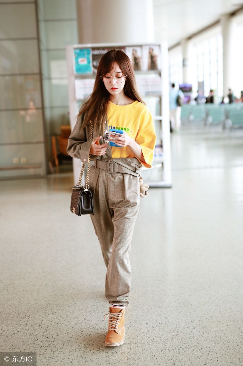 26岁冯薪朵真敢穿!穿收腰连体裤却把上衣扣子全解开,网友:厉害