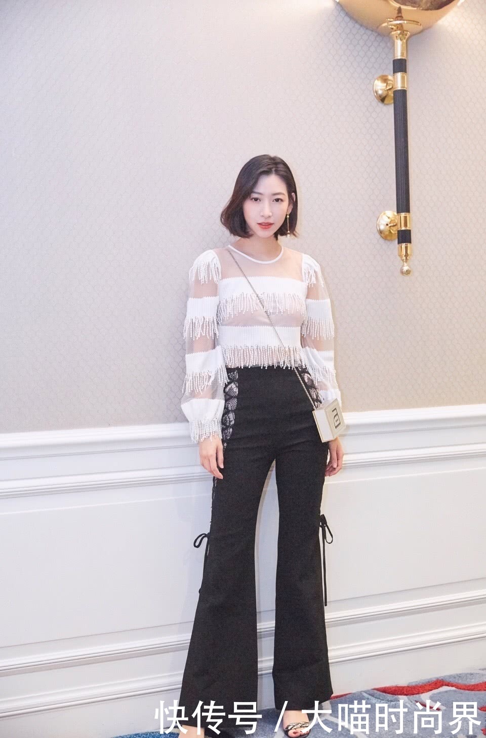 温雅穿阔腿裤现身，暴露一双惊艳长腿，网友：180身高我信了！