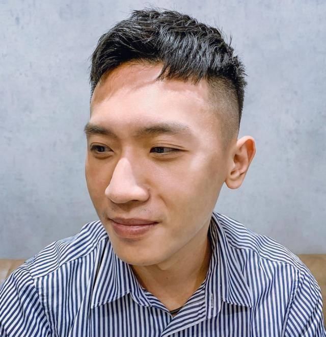  [头发]男生“侧面光”发型提升颜值，剪完清爽干净，谁留谁帅气