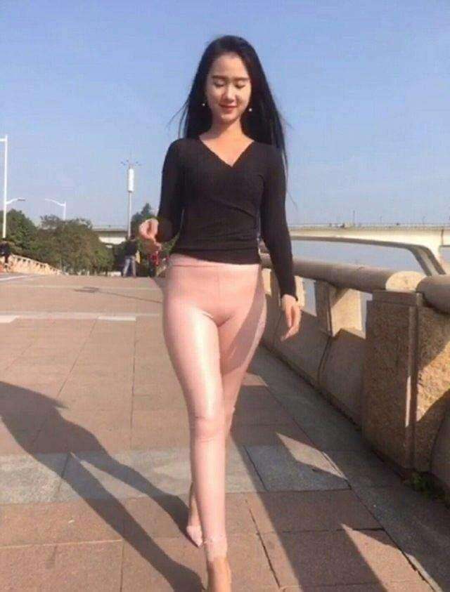 街拍: 小姐姐你这样穿和不穿有什么差别?