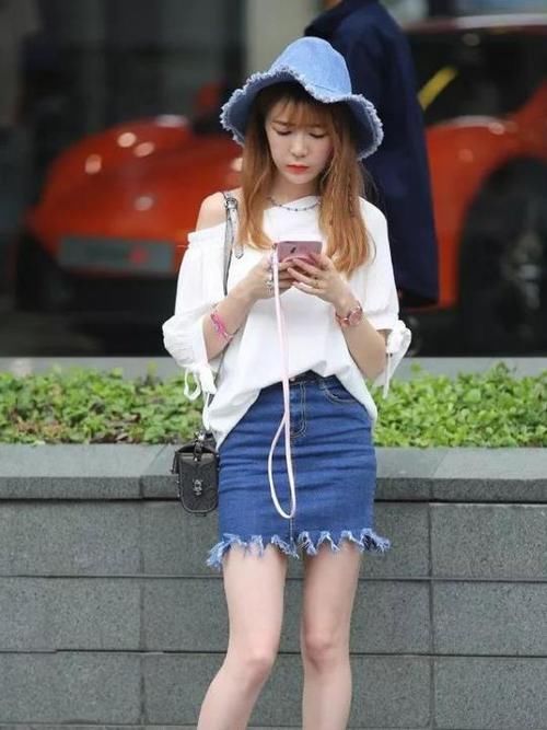  『搭配』街拍：温柔可人的美女，一件白色上衣配牛仔短裙，青春靓丽气息
