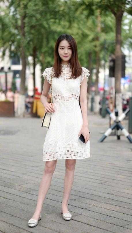 合肥街拍时尚达人: 镂空蕾丝吊带背心很清爽