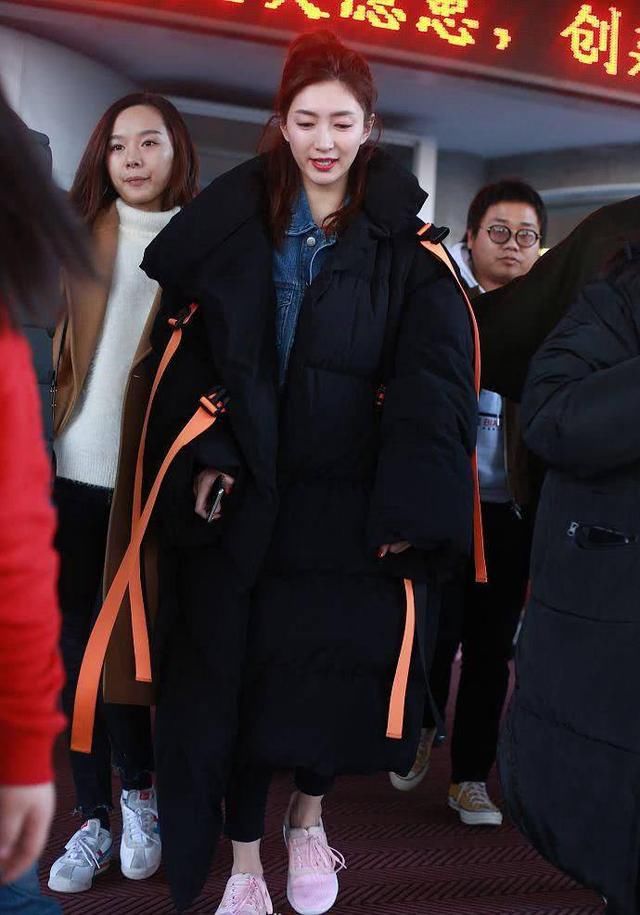 杨紫又撞上江疏影，上次是棉服这回是T恤，网友：终于赢了一回！