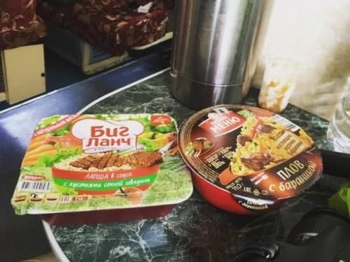  回家@春运回家时，为什么很多农民工啃面包、吃泡面都不吃火车上