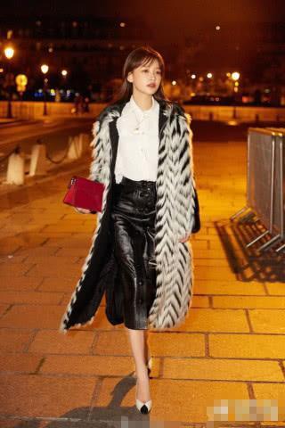 纪梵希女孩孙怡完美演绎知性女人，亮相巴黎时装周实力吸晴！