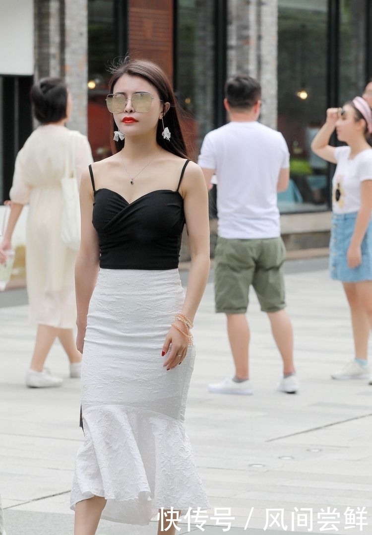 皮肤很|街拍:小姐姐身穿白色长裙,样子非常可爱,很有少女范
