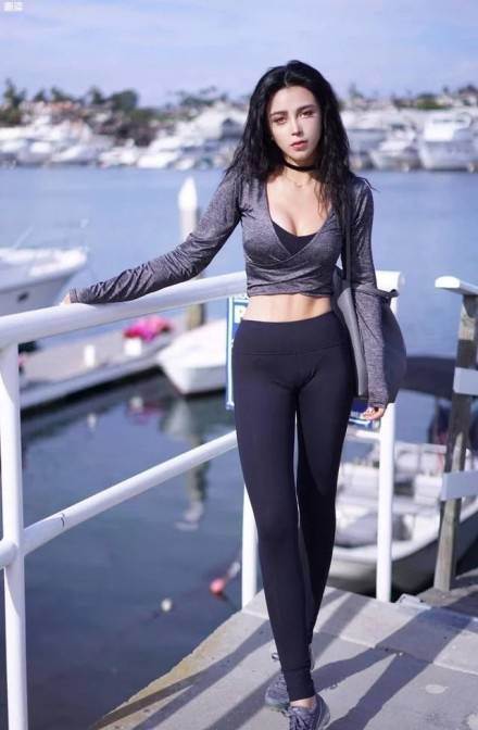 玲珑凹凸的紧身打底裤美女，彰显柔美女性韵味，性感不俗气！