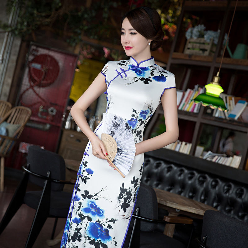 32岁媳妇真会打扮，同学聚会穿的第5款洋气旗袍，同学直呼嫩美