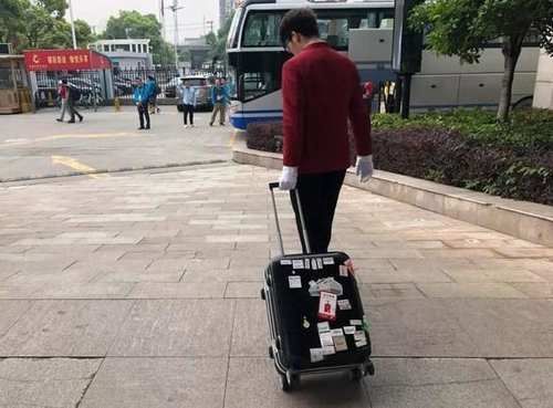 为什么乘客下了飞机，不撕下行李箱上的“标签”呢？真的是懒吗？