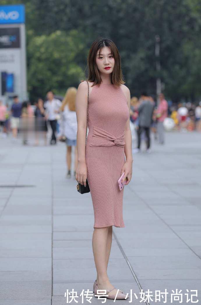  『美女』街拍：美女连衣裙看着简单, 其实充满“内涵”啊!