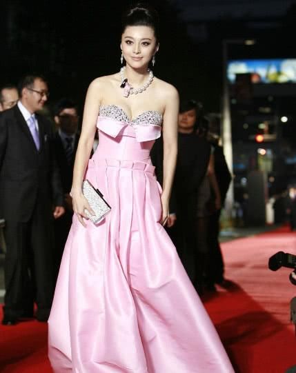 范冰冰豁出去，就靠两根带撑住全场，网友，真敢穿