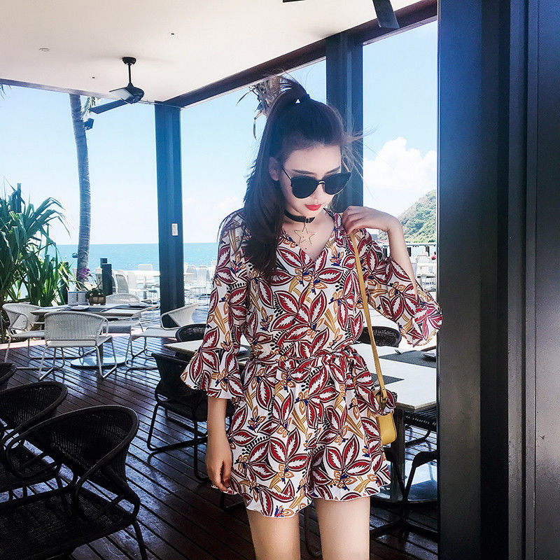 夏天没人穿黑丝袜，但穿上包臀连体裤，走路一抖一抖的，忍不住看