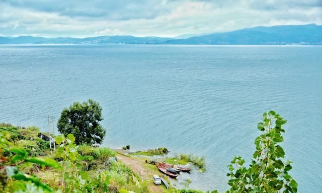 云南最“神秘”的湖，湖水十分清澈让人心喜，下面却还藏着座古城