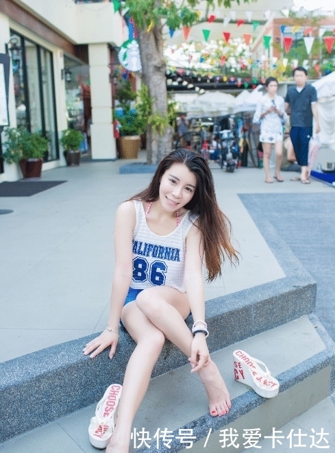  #蓝色#长发美女穿蓝色短裙，搭配清爽十足，时尚出彩又美观