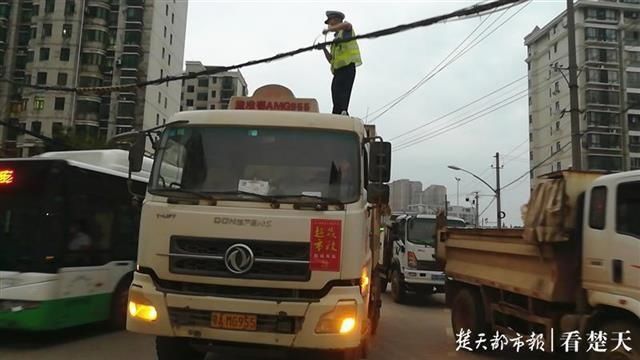 维修■晚高峰电缆脱落交通滞留，交警“托举哥”爬车维修排堵保畅