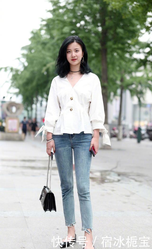 # 打电话#比出胜利的手势,笑容真甜美!,街拍:打电话的小姐姐