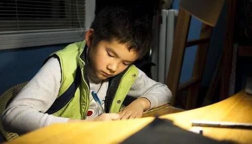  「学习效率」妈妈我有点累，“过劳”正在慢慢找上孩子，4个征兆说明他很累了
