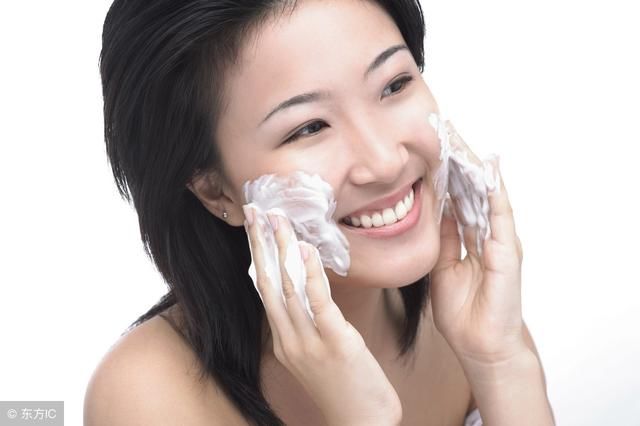 清洁、保湿、美白三位一体，洗面奶全搞定？皮肤科专家：不太现实
